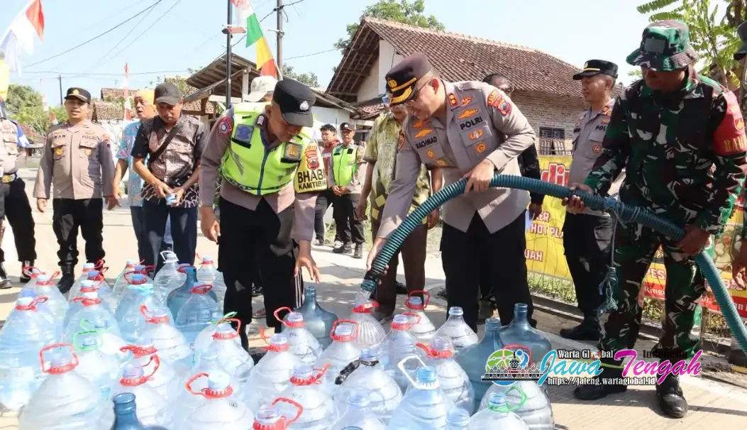 Kapolres Pekalongan Salurkan 13.000 Liter Air Bersih untuk Warga Terdampak Kekeringan di Sragi