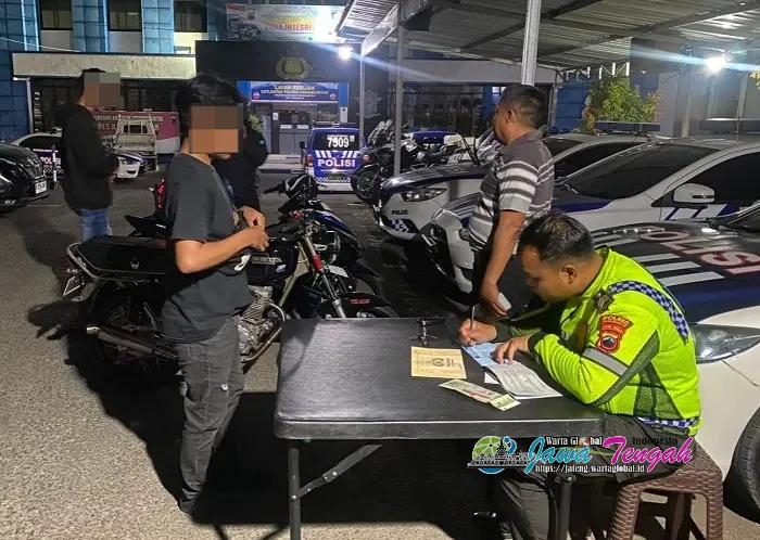 Satlantas Polres Karanganyar Gelar Patroli Malam, 7 Motor Berknalpot Brong Ditindak
