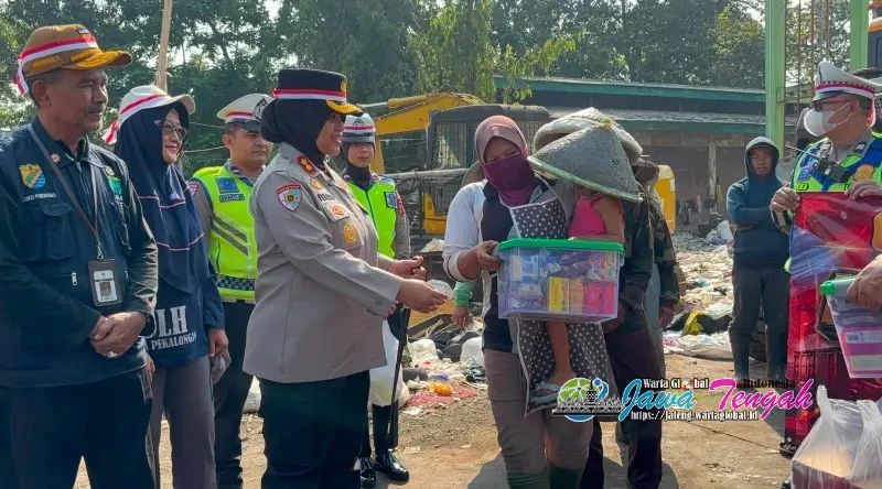 Polres Pekalongan Kota Gelar Jumat Berkah, Salurkan Bantuan Kepada Petugas TPA Degayu