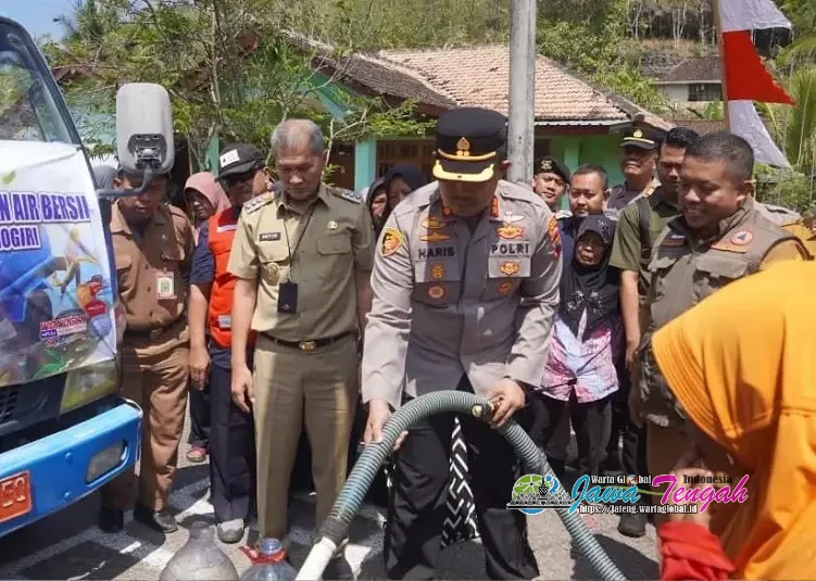 Bupati Wonogiri dan Kapolres Salurkan Air Bersih untuk Warga Terdampak Kekeringan di Giritontro