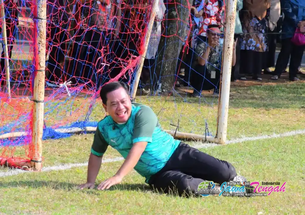 Meriahkan HUT RI ke-81 dan Hari Jadi Kabupaten Pekalongan ke-404, Plt Bupati Sukirman Kawal Gawang Mini Soccer