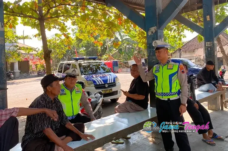 Satlantas Polres Karanganyar Gelar Sosialisasi Keselamatan Berlalulintas di Pasar Nglano