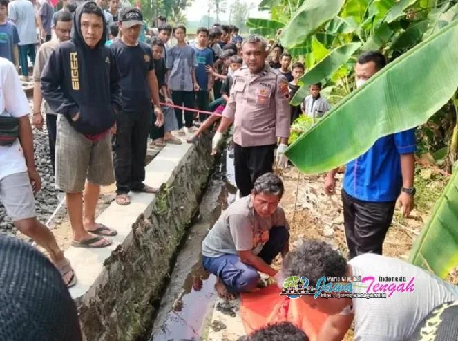 Tertemper KA Batara Kresna, Buruh Bangunan Terpental Masuk Selokan