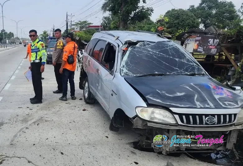 Kurang Konsentrasi, Daihatsu Taruna Tabrak Pembatas Jalan dan Pohon di Karanganyar Dua Orang Luka Ringan
