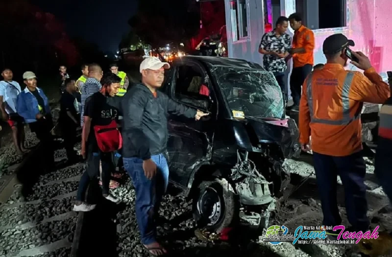 KA Majapahit Tabrak Gran Max di Perlintasan Tanpa Palang, Pengemudi dan Penumpang Selamat