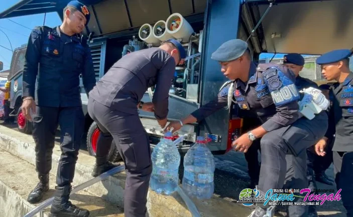Polda Jateng Distribusikan Air Bersih di Sejumlah Daerah Terdampak Kekeringan