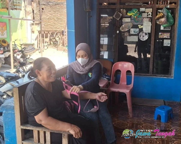 Dokkes Polresta Surakarta Periksa Kesehatan dan Bagikan Masker kepada Warga Terdampak Asap TPA Putri Cempo