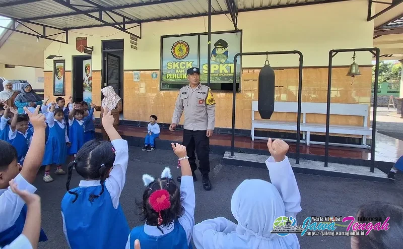Polsek Tawangmangu Berikan Edukasi kepada Siswa TK Program Polisi Sahabat Anak