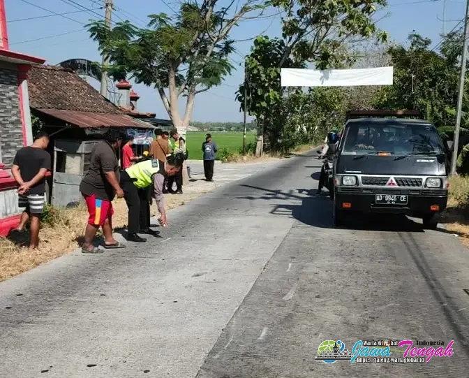 Pengendara Motor Tewas dalam Kecelakaan Libatkan Dua Mobil di Sragen, Polisi Lakukan Penyelidikan Pengendara Motor Tewas dalam Kecelakaan Libatkan Dua Mobil di Sragen, Polisi Lakukan Penyelidikan