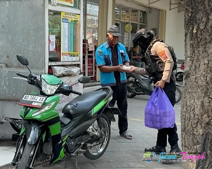 Tim Sparta Polresta Surakarta Bagikan 150 Kotak Makanan kepada Warga yang Membutuhkan pada Jumat Berkah