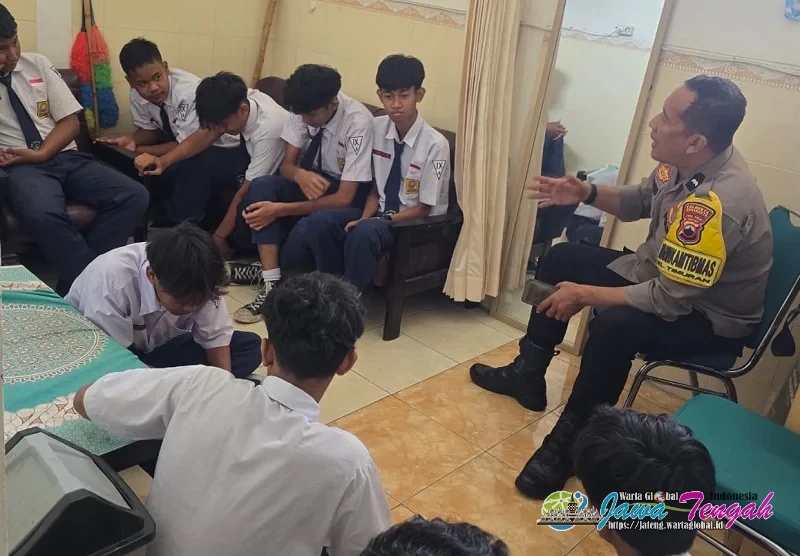 Cegah Bullying dan Kenakalan Remaja, Bhabinkamtibmas Timuran Giat Sambang di SMPN 10 Surakarta