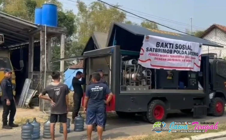 Bakti Sosial, Brimob Polda Jateng Salurkan Air Bersih bagi Warga Terdampak Kekeringan