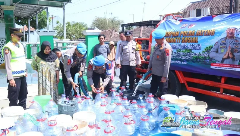 Gelar Aksi Peduli,
Bidpropam Polda Jateng dan Sipropam Polres Pekalongan Salurkan Puluhan Ribu Air Bersih untuk Warga Terdampak Kekeringan