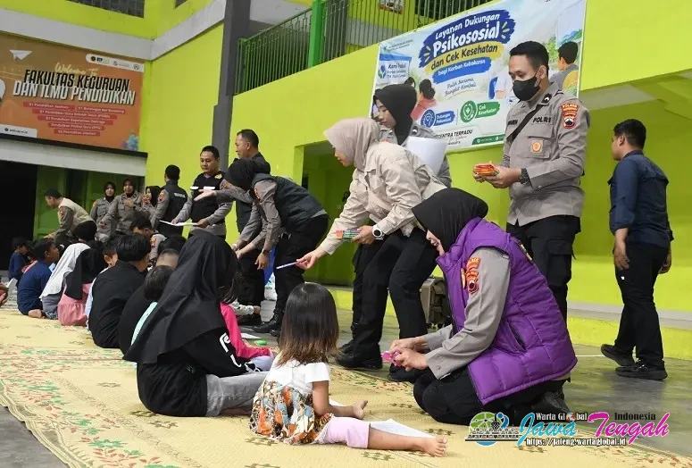 Polres Karanganyar Salurkan Bantuan dan Beri Trauma Healing bagi Warga Terdampak Asap TPA Putri Cempo