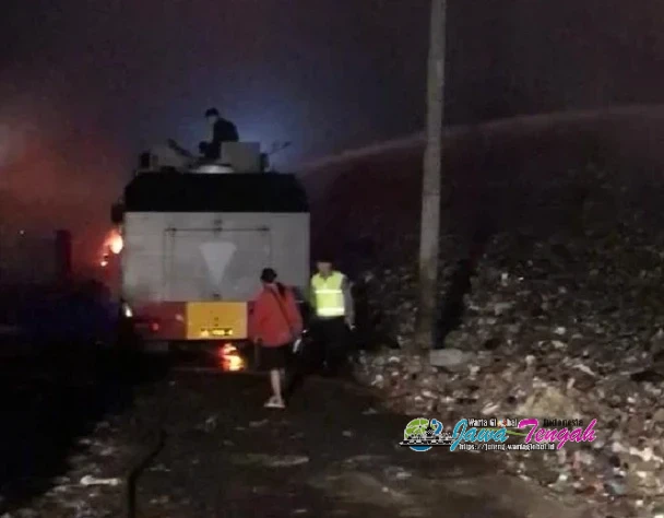 22 Mobil Damkar Gabungan Dikerahkan Padamkan Kebakaran TPA Putri Cempo Solo