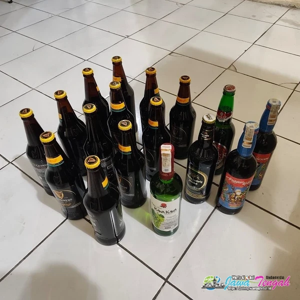 Respon cepat Aduan Warga, Polsek Jaten Amankan Puluhan Botol Miras dari Toko Kelontong di Jetis