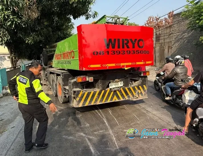 Mobil Crane Tabrak 4 Motor di Mojosongo Solo, Enam Orang Luka Luka