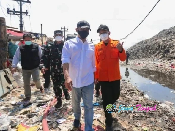 Ahmad Luthfi Tinjau Kebakaran TPA Putri Cempo, Temukan Bara Api Masih Menyala di Timbunan Sampah