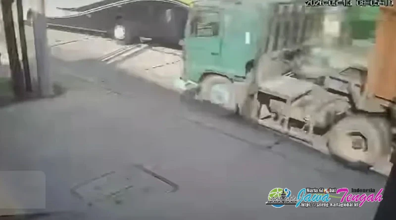 Laka Maut! Bus Pariwisata Tabrak Dua Pemotor Terekam CCTV, Ibu dan Bocah 4 Tahun Tewas