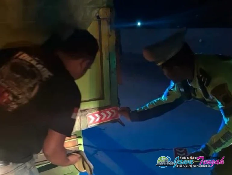 Satlantas Polres Sragen Bersama Unit Patroli JSN Pasang Stiker Reflektif pada Kendaraan Angkutan Barang di Jalan Tol