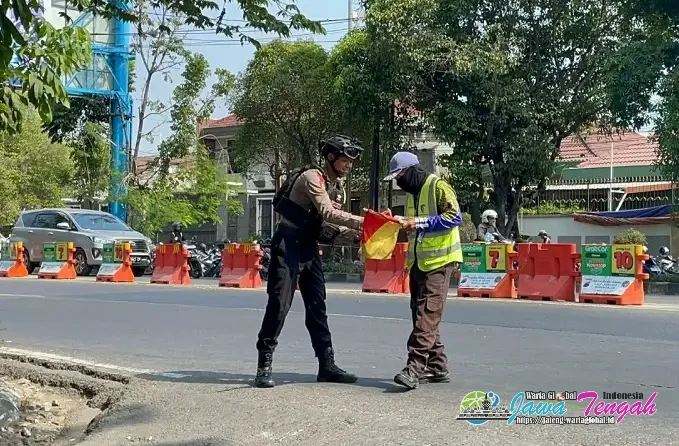Polri Peduli Masyarakat, Polresta Surakarta Bagikan 160 Nasi Kotak kepada Warga yang Membutuhkan
