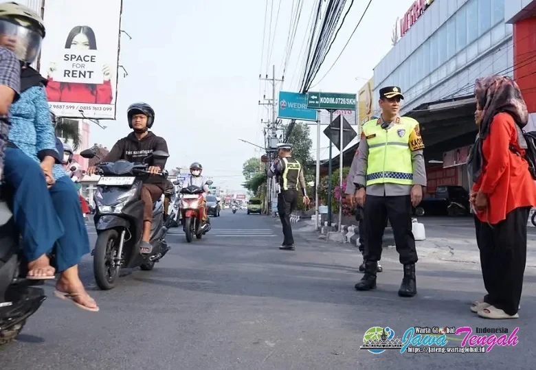 Kapolres Sukoharjo Pantau Langsung PH Pagi Atur Lalu Lintas di Pasar Ir. Soekarno, Pastikan Aktivitas Warga Lancar