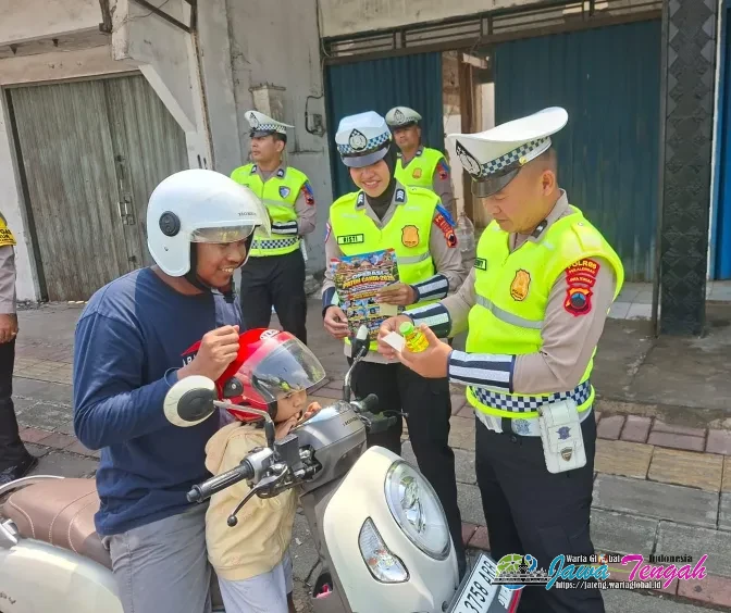 Pelanggar Lalu Lintas Ditegur secara Humanis, Satlantas Polres Pekalongan Bagikan Sembako pada Pengendara Tertib Pelanggar Lalu Lintas Ditegur secara Humanis, Satlantas Polres Pekalongan Bagikan Sembako pada Pengendara Tertib