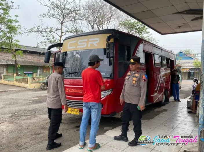 Satbinmas Polres Jepara Sapa Sopir dan Penumpang di Terminal