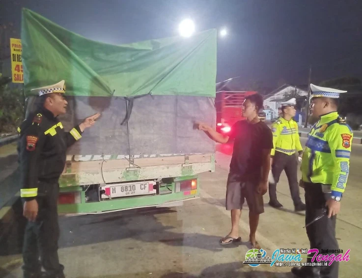 Satlantas Polres Karanganyar Gelar Operasi Patuh Candi 2026, Periksa Kelayakan Truk di Exit Tol Kebakkramat