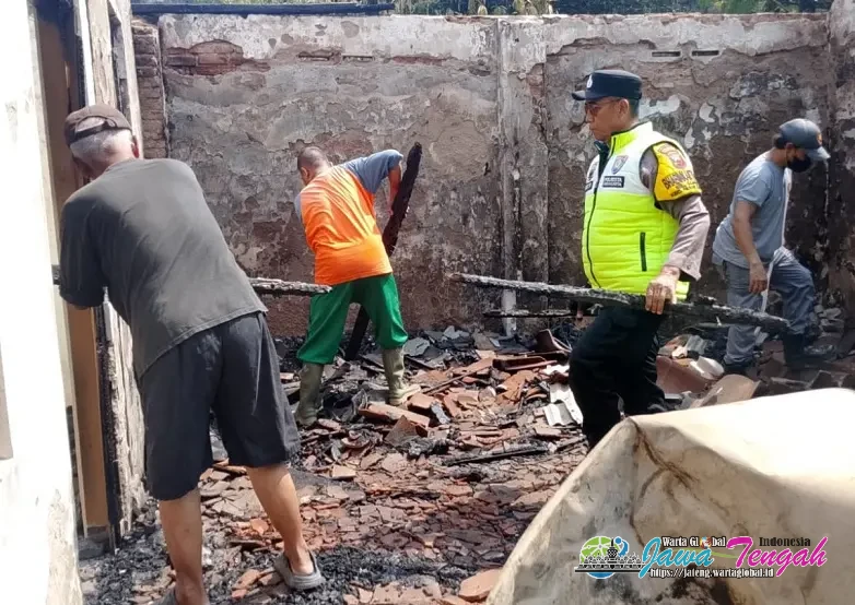 Bhabinkamtibmas Gajahan Bersama Linmas Gotong Royong Bersihkan Puing Kebakaran Rumah Warga