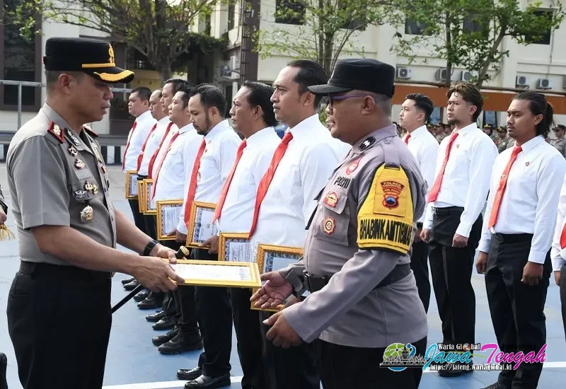 Berhasil Ungkap Kasus Kekerasan, Kapolres Karanganyar Beri Penghargaan pada 16 Personel Berprestasi