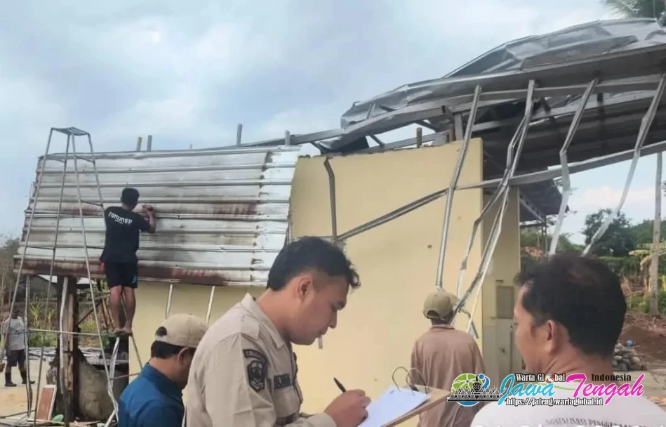 Diterjang Hujan dan Angin Kencang, Atap Masjid Al Fatah di Jumapolo Rusak Parah