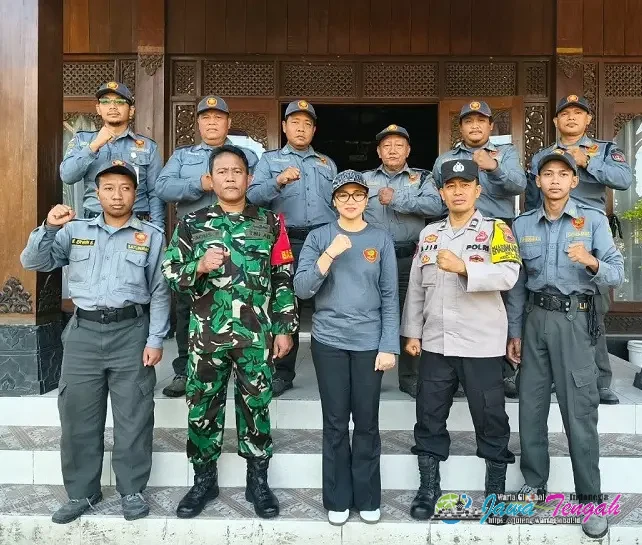 Bhabinkamtibmas Kelurahan Bumi Berikan Pembinaan Anggota Satlinmas