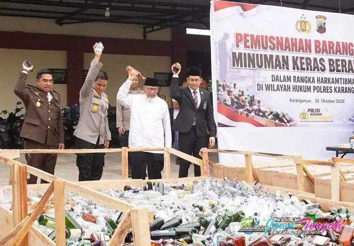 Kapolres Karanganyar Musnahkan 6.218 Botol Miras Ilegal, Lima Pengedar Diamankan