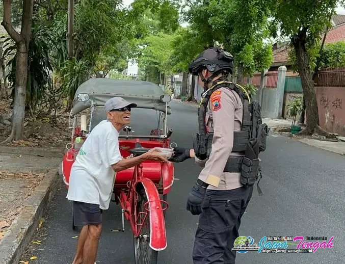 Polresta Surakarta Gelar Jumat Berkah, Bagikan 170 Boks Makanan kepada Warga yang Membutuhkan