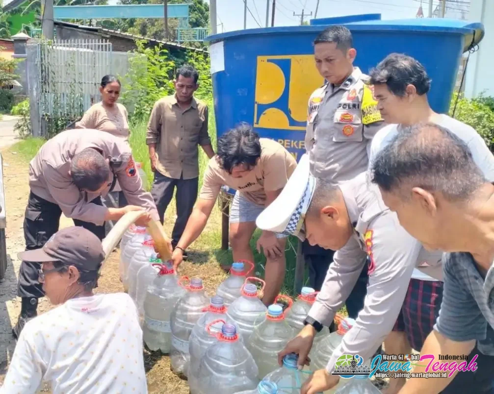 Gunakan Water Cannon, Polres Pekalongan Kota Salurkan 4.000 Liter Air Bersih untuk Warga Bugisan
