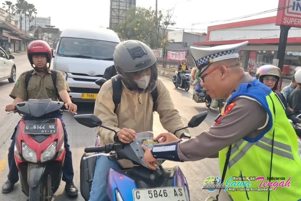 Satlantas Polres Pekalongan Kota Bagikan Ratusan Stiker dan Brosur Sosialisasi Tertib Berlalu Lintas Operasi Patuh Candi 2026