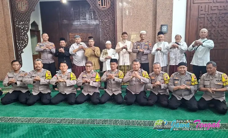 Pimpin Jumat Keliling di Masjid Nurul Iman, Kapolsek Laweyan Ajak Jamaah Jaga Kerukunan dan Waspadai Hoaks
