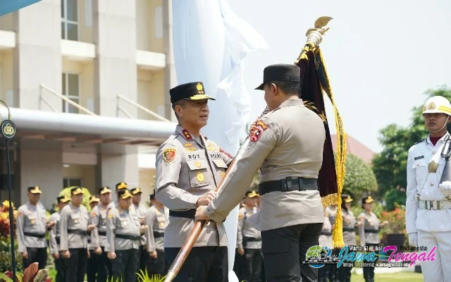 Serah Terima Jabatan Kapolda Jateng dari Irjen Pol Ribut Hari Wibowo kepada Irjen Pol Roy Hardi Siahaan