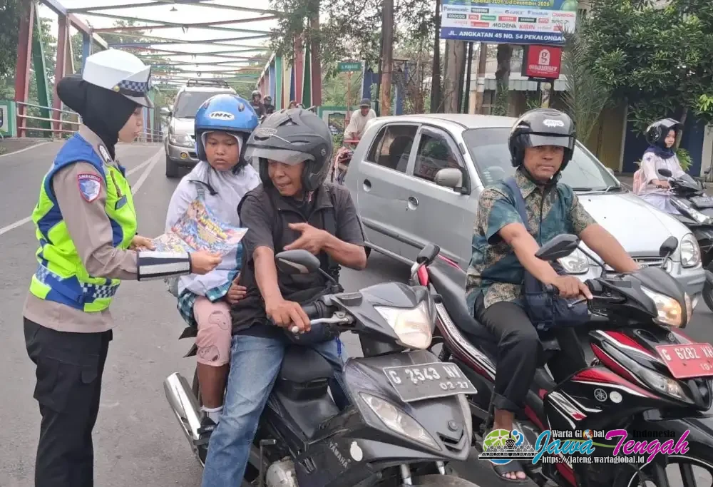 Sapa Pengguna Jalan, Polwan Polres Pekalongan Kota Bagikan Brosur Operasi Patuh Candi 2026 Sapa Pengguna Jalan, Polwan Polres Pekalongan Kota Bagikan Brosur Operasi Patuh Candi 2026