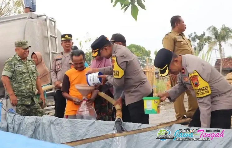 Kapolres Sragen Salurkan 56 Ribu Liter Air Bersih untuk Warga Terdampak Kekeringan di Jenar