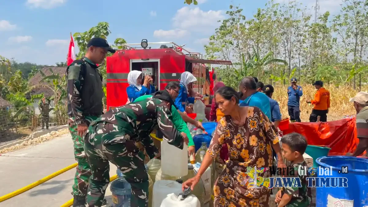 Bersinergi Salurkan Bantuan Air Bersih, Yonif TP 885/Belibis Putih Bersama SMPN 1 Dander, BPBD dan Damkar Bantu Warga Sendangharjo
