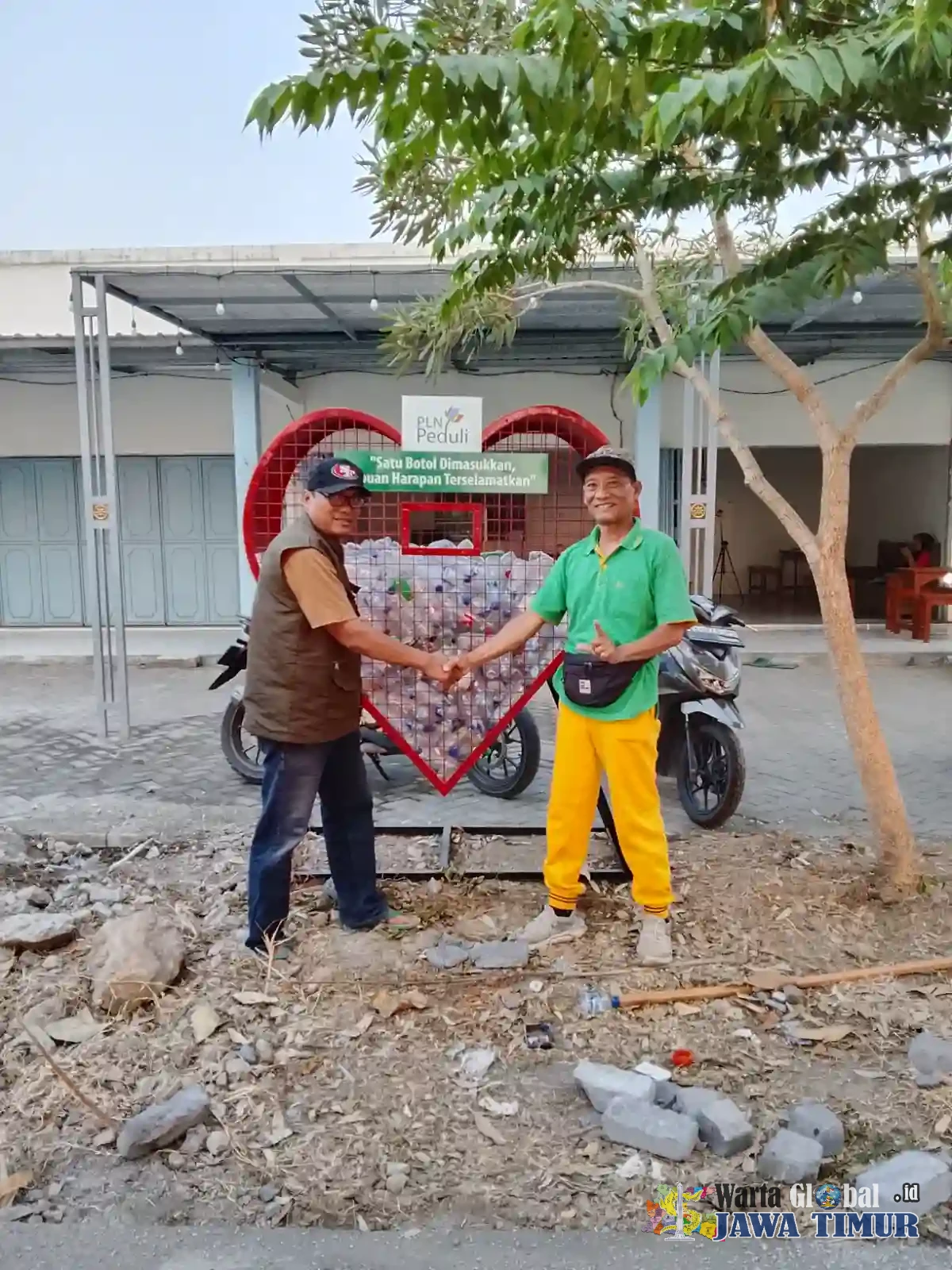 SAMPAH YANG DIANGGAP KOTOR, DI TANGANNYA MENJADI BERKAH