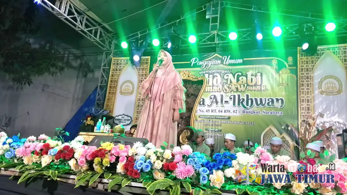 RATUSAN JAMAAH PADATI PENGAJIAN MAULID NABI DI MUSHOLLA AL IKHWAN MEDOKAN KAMPUNG