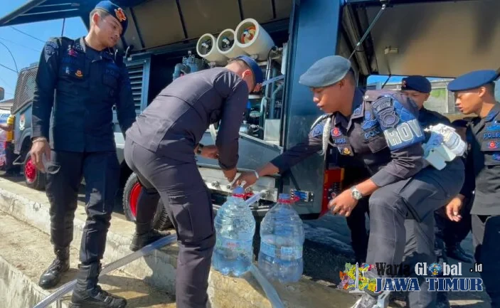 Brimob Polda Jateng Distribusikan Air Bersih di Sejumlah Daerah Terdampak Kekeringan