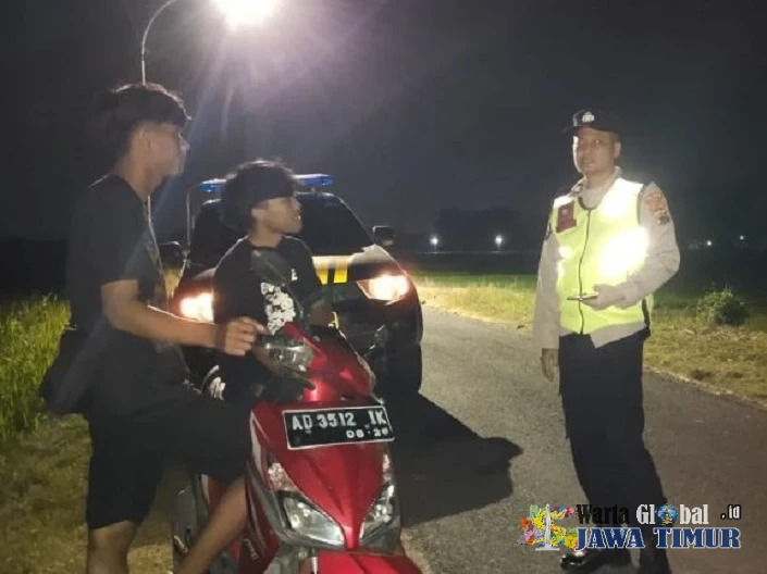 Gelar Patroli Malam, Polsek Bulu Sasar Warga yang Berkumpul Jaga Kamtibmas Gelar Patroli Malam, Polsek Bulu Sasar Warga yang Berkumpul Jaga Kamtibmas