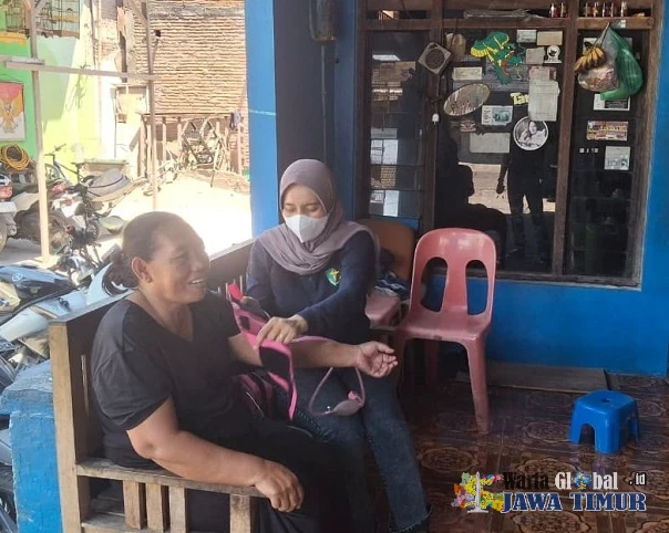 Dokkes Polresta Surakarta Sambangi Warga Terdampak Asap TPA Putri Cempo, Bagikan Masker dan Periksa Kesehatan