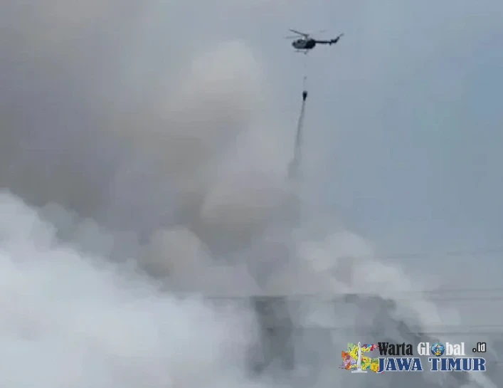 Helikopter Polri 56 Kali Water Bombing, Padamkan Kebakaran TPA Putri Cempo Solo Helikopter Polri 56 Kali Water Bombing, Padamkan Kebakaran TPA Putri Cempo Solo