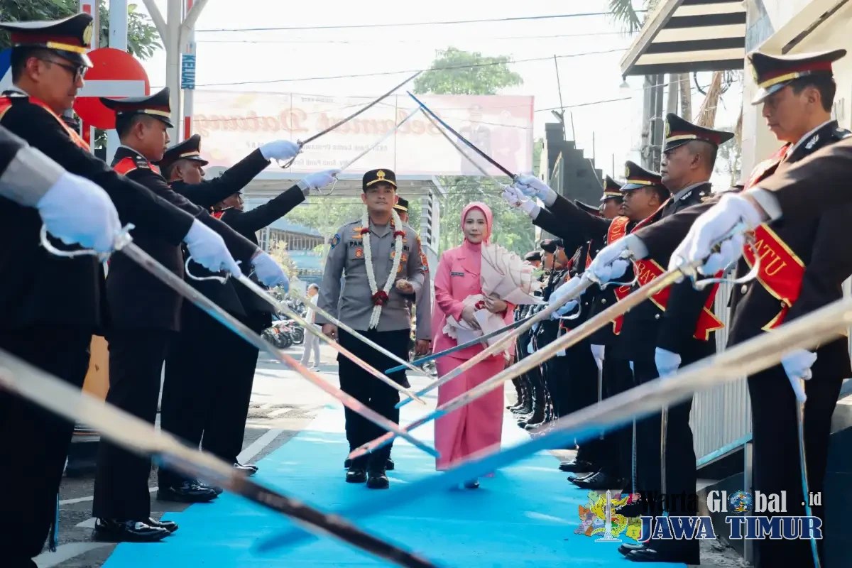 Disambut Pedang Pora dan Tarian Budaya, AKBP Panji Gedhe Prabawa Resmi Pimpin Polres Batu Disambut Pedang Pora dan Tarian Budaya, AKBP Panji Gedhe Prabawa Resmi Pimpin Polres Batu