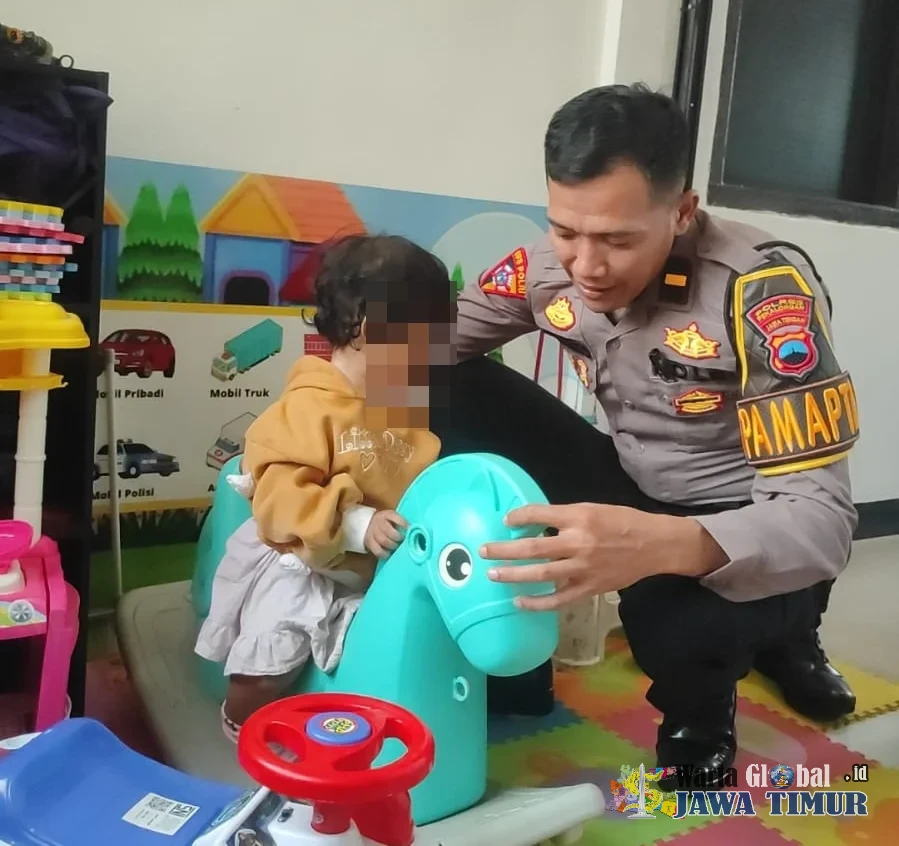 Sentuhan Hangat Polisi Pekalongan, Ipda Purwanto Telaten Momong Anak Pemohon Surat Kehilangan